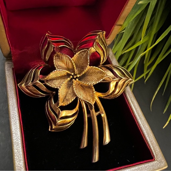 VINTAGE SIGNED USNER GOLD TONE FLOWER BROOCH PIN - Picture 9 of 9